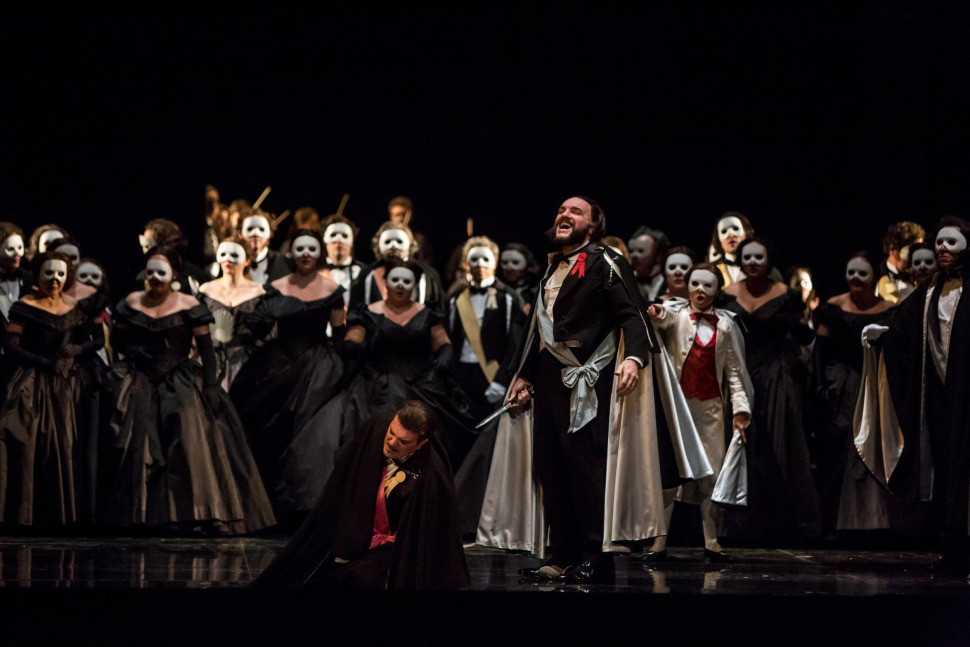 Un bal masqué en noir et blanc à Bastille